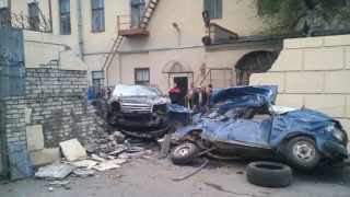 Illustration for article titled This is what happens when a Range Rover hits a wall at 120+ MPH